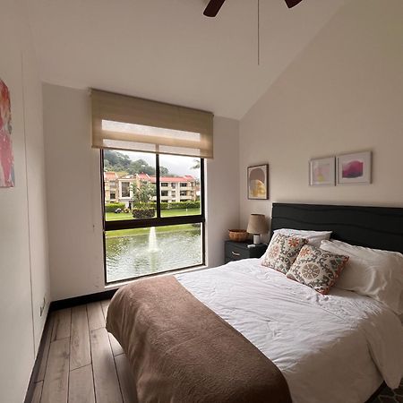 Cr Mariposa Rentals Lakeview Penthouse With Office Space, Pool, Gym, Tennis 圣安娜 外观 照片
