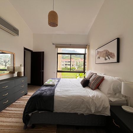 Cr Mariposa Rentals Lakeview Penthouse With Office Space, Pool, Gym, Tennis 圣安娜 外观 照片