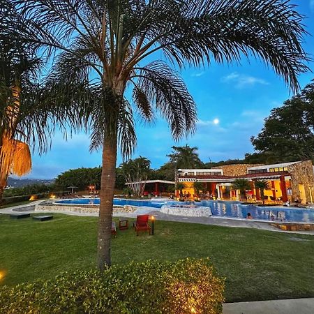 Cr Mariposa Rentals Lakeview Penthouse With Office Space, Pool, Gym, Tennis 圣安娜 外观 照片