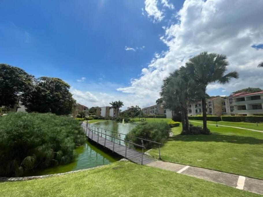 Cr Mariposa Rentals Lakeview Penthouse With Office Space, Pool, Gym, Tennis 圣安娜 外观 照片