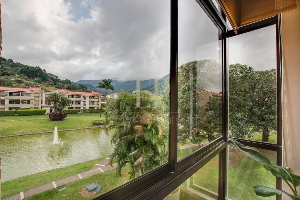 Cr Mariposa Rentals Lakeview Penthouse With Office Space, Pool, Gym, Tennis 圣安娜 外观 照片