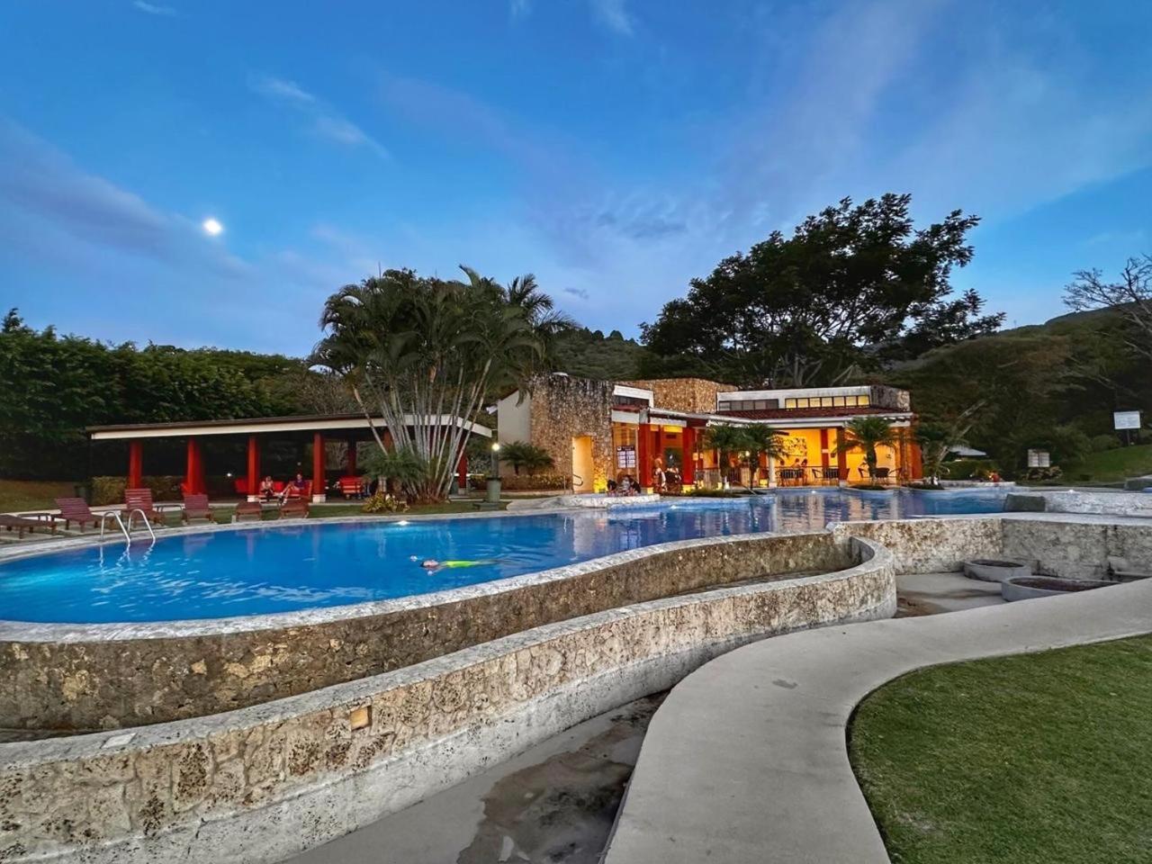 Cr Mariposa Rentals Lakeview Penthouse With Office Space, Pool, Gym, Tennis 圣安娜 外观 照片