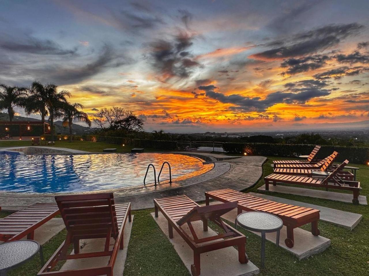 Cr Mariposa Rentals Lakeview Penthouse With Office Space, Pool, Gym, Tennis 圣安娜 外观 照片