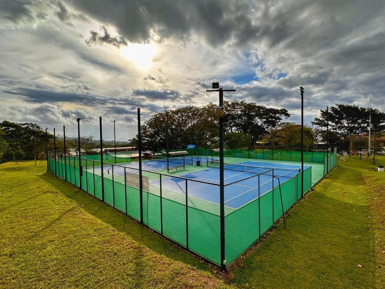Cr Mariposa Rentals Lakeview Penthouse With Office Space, Pool, Gym, Tennis 圣安娜 外观 照片
